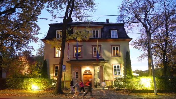 Venezuela closes its embassy in Norway