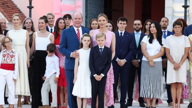 Monacos Fürstenfamilie.jpg Monacos Fürstenfamilie, darunter Albert und Charlène mit ihren Kindern, posiert für ein Gruppenfoto.