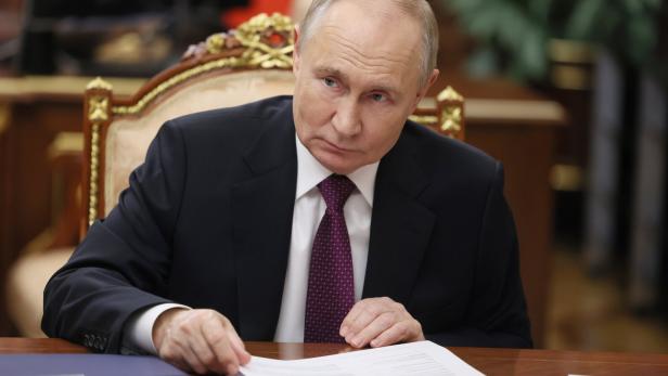 Putin meets with First Deputy Prime Minister Denis Manturov Putin meets with First Deputy Prime Minister Denis Manturov