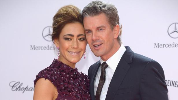 Angela und Markus Lanz.jpg Angela Lanz und Markus Lanz posieren gemeinsam elegant gekleidet auf dem roten Teppich bei einer Veranstaltung.