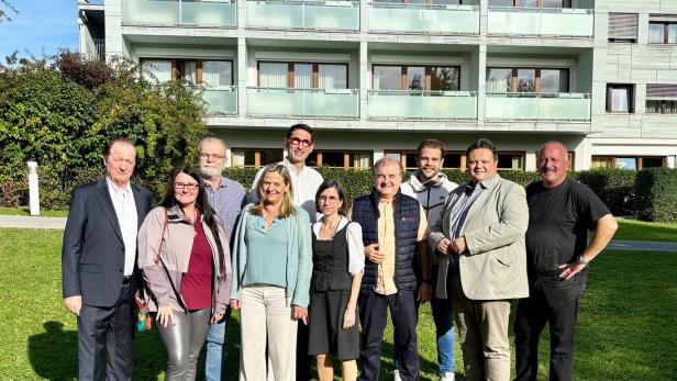 Gruppenfoto Tourismus-Stammtisch mit Klubobmann Bernd Strobl