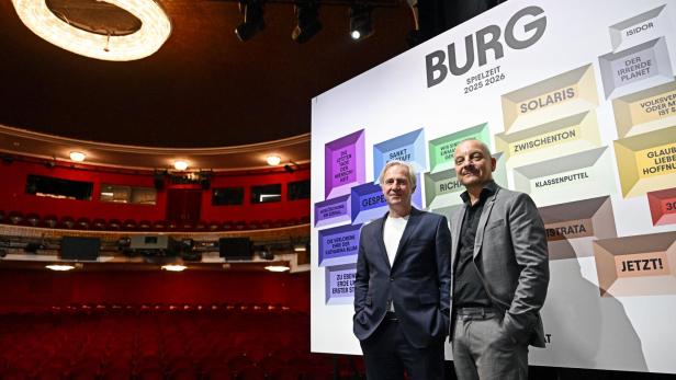 Zwei Theaterchefs stehen im Burgtheater.