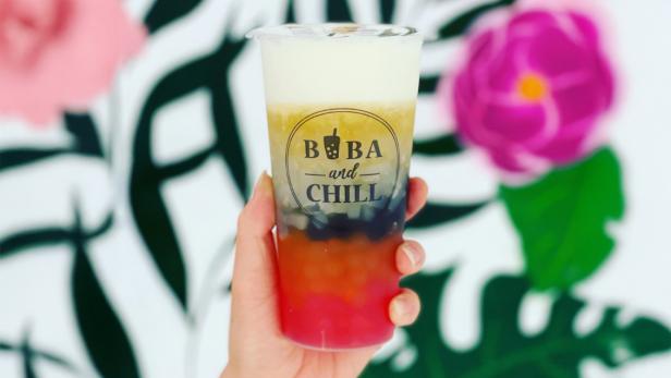 Boba and Chill in Salzburg bietet Familien eine coole Auszeit mit trendigem Bubble Tea, nachhaltigen Konzepten und einer gemütlichen Atmosphäre – der perfekte Stopp für einen unvergesslichen Ausflug. Boba and Chill in Salzburg bietet Familien eine coole Auszeit mit trendigem Bubble Tea, nachhaltigen Konzepten und einer gemütlichen Atmosphäre – der perfekte Stopp für einen unvergesslichen Ausflug.