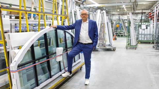 Christian Klinger, Miteigentümer der IFN-Holding, in der Produktion der Fenstermarke Internorm.