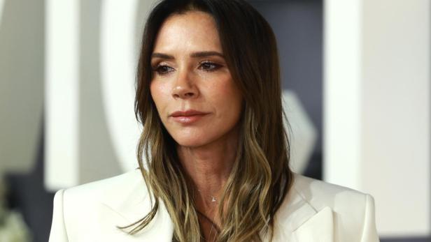 Victoria Beckham trägt einen weißen Blazer und ein passendes Kleid.