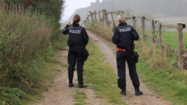 Zwei Polizistinnen stehen auf einem Feldweg auf der Suche nach dem vermissten Fabian.