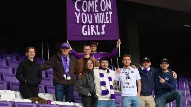 Die Fans der Austria-Wien-Frauen halten ein Plakat in die Höhe.