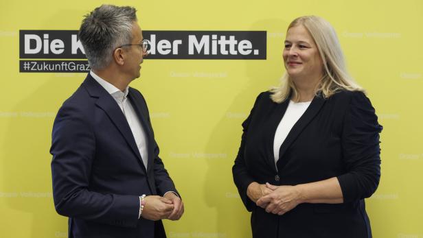 Ein Mann und eine Frau vor gelbem Hintergrund 