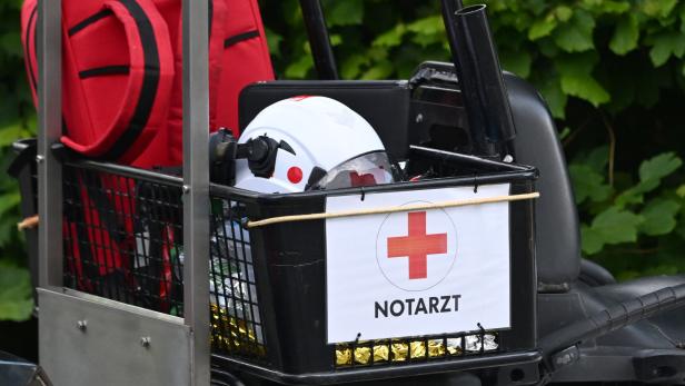 Notarztschild und Ausrüstung in einem Korb