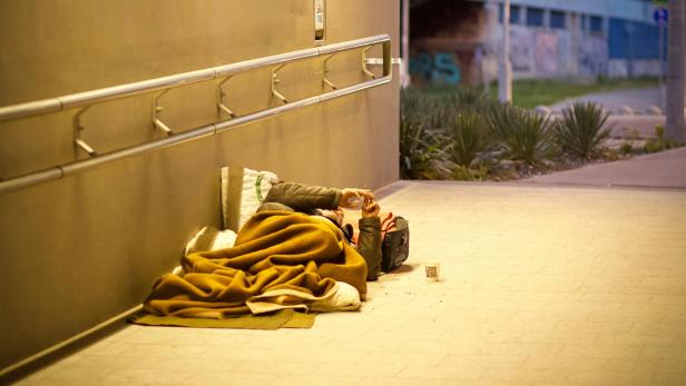 Obdachlos Obdachloser schläft am Boden einer Unterführung