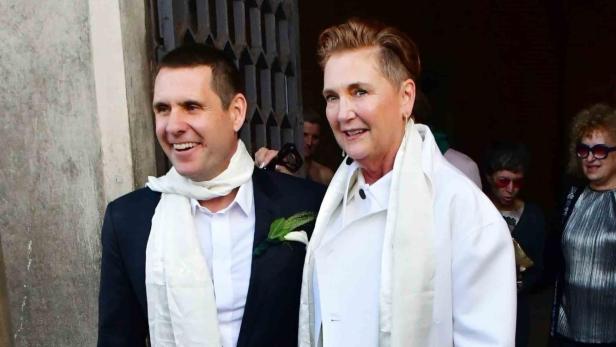 Markus Reymann und Francesca Thyssen-Bornemisza verlassen nach ihrer Hochzeit gemeinsam eine Kirche in Venedig.