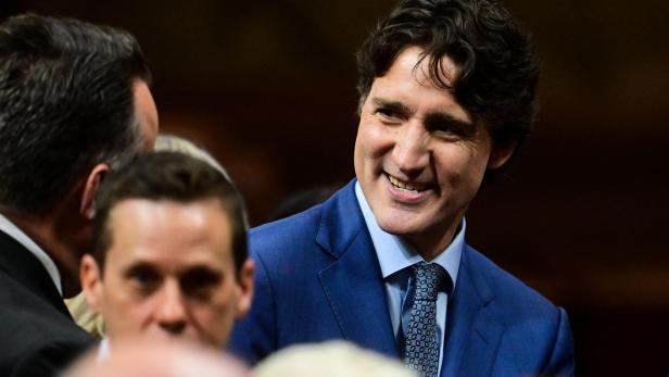 Justin Trudeau lächelt in einem blauen Anzug und blickt zur Seite.