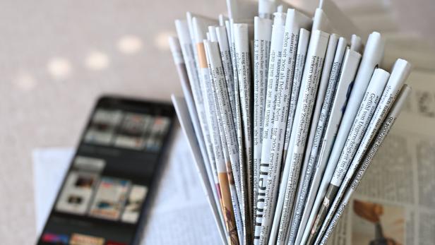++ THEMENBILD ++ MEDIEN / ZEITUNG / LESEN / ANALOG / DIGITAL / E-PAPER / INFORMATION ++ THEMENBILD ++ MEDIEN / ZEITUNG / LESEN / ANALOG / DIGITAL / E-PAPER / INFORMATION