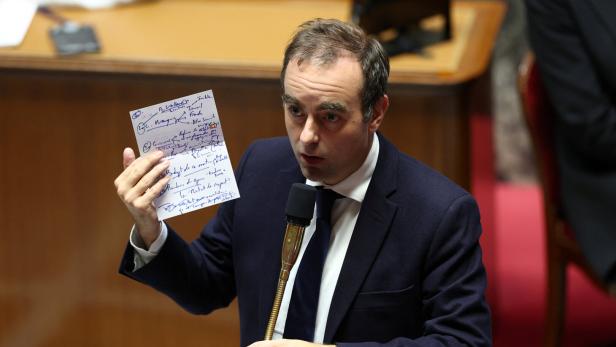 Debate following French PM's general policy speech at the National Assembly in Paris Frankreichs alter und neuer Premier, Sebastien Lecornu