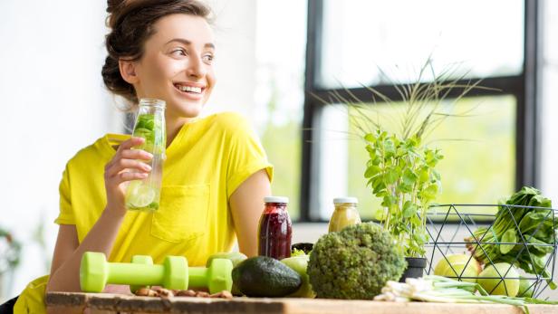 Junge sportliche Frau mit gesundem Essen