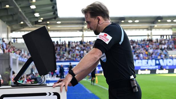 FUSSBALL: ADMIRAL BUNDESLIGA/ QUALIFIKATIONSGRUPPE: FC BLAU WEIß LINZ - WSG SWAROVSKI TIROL Schiedsrichter Weinberger bei einem VAR-Check