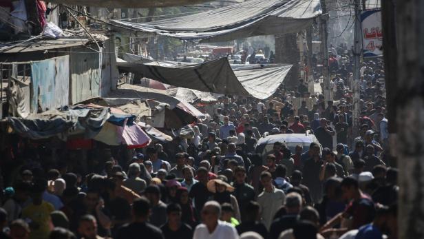 Provisorischer Markt in Gaza - Menschenmassen