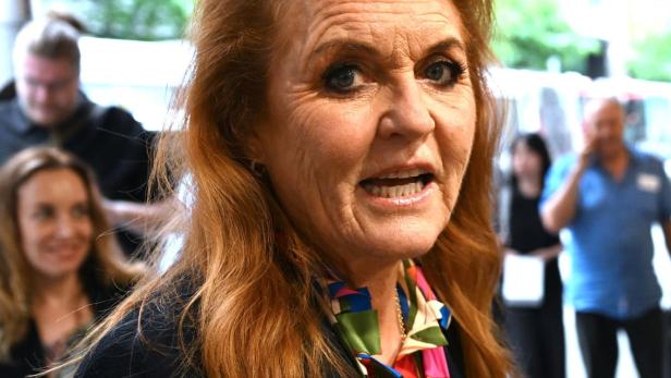 Sarah Ferguson, Duchess of York Sarah Ferguson mit rotem Haar und farbenfrohem Schal blickt in die Kamera.
