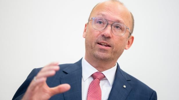 RLB-OÖ-GENERALDIREKTOR REINHARD SCHWENDTBAUER (RAIFFEISENLANDESBANK OBERÖSTERREICH) IM KLUB DER WIRTSCHAFTSPUBLIZISTEN RLB-OÖ-GENERALDIREKTOR REINHARD SCHWENDTBAUER (RAIFFEISENLANDESBANK OBERÖSTERREICH) IM KLUB DER WIRTSCHAFTSPUBLIZISTEN
