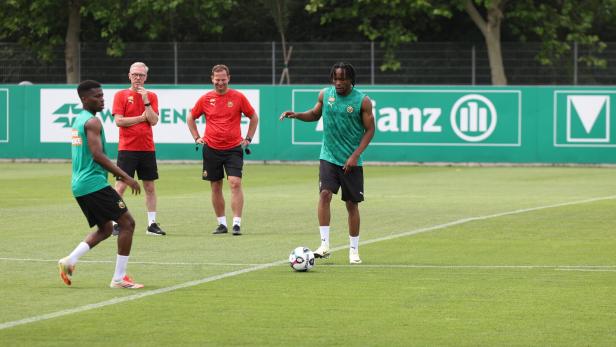 46-216248441 Rapid-Training mit Mbuyi (r.)
