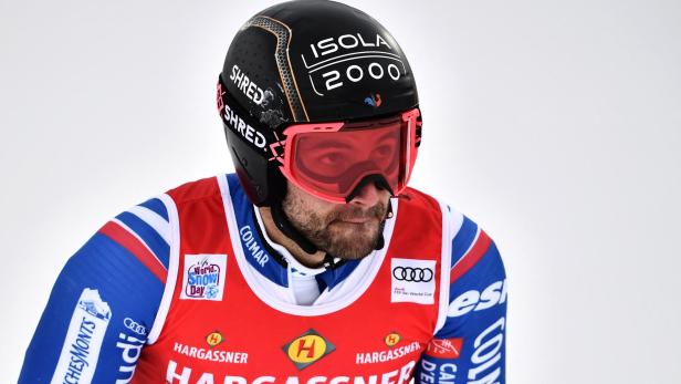 SKI-FRA-ALPINE-WORLD-MEN-GIANT SLALOM Mathieu Faivre mit rotem Rennanzug, schwarzem Helm und Skibrille bereitet sich auf ein Rennen vor.