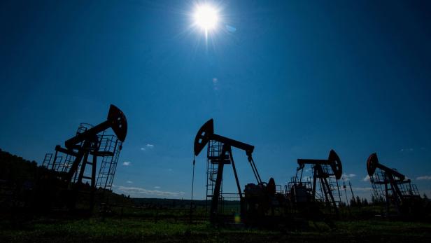 FILE PHOTO: A view shows oil pump jacks outside Russia's Almetyevsk Ölfeld außerhalb von Almetjewsk in der Republik Tatarstan, Russland