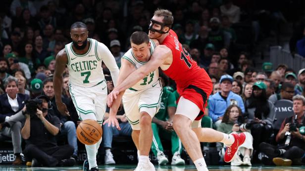 Jakob Pöltl von den Toronto Raptors mit einer Gesichtsmaske. Jakob Pöltl von den Toronto Raptors mit einer Gesichtsmaske.