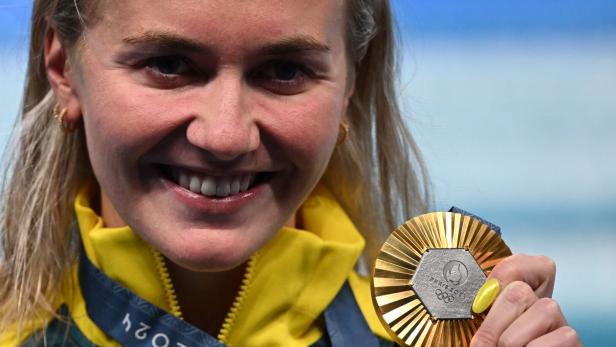 Ariarne Titmus gewann in Paris zwei Mal Gold. Ariarne Titmus präsentiert ihre olympische Goldmedaille.
