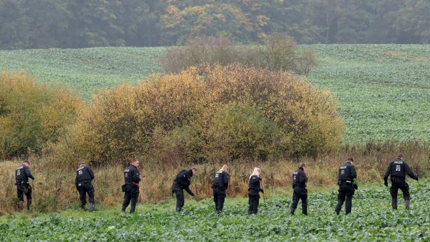 Polizisten bei der Suche nach dem vermissten Fabian