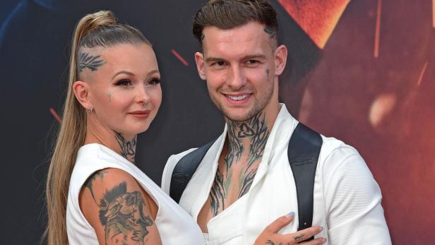 Edith und Eric Stehfest weiß gekleidet posieren zusammen bei Event.