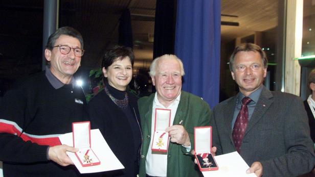 Egon Schöpf (im grünen Jackett) im Jahr 2001 mit dem goldenen Ehrenzeichen.