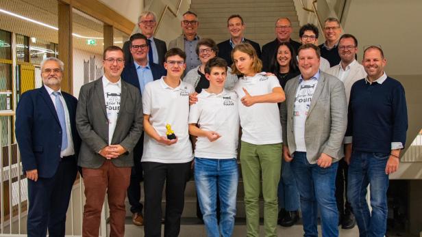 Schüler und Lehrer stehen auf einer Stiege