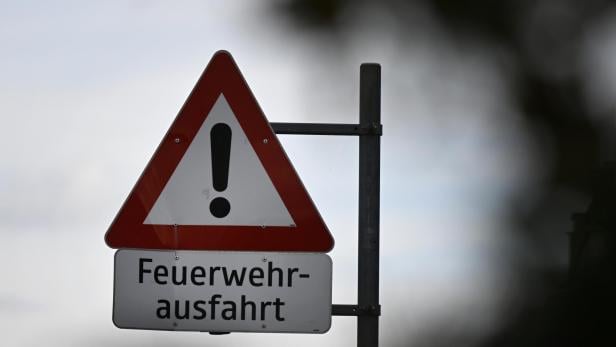 Ein Warnschild zeigt die Ausfahrt für die Feuerwehr an.