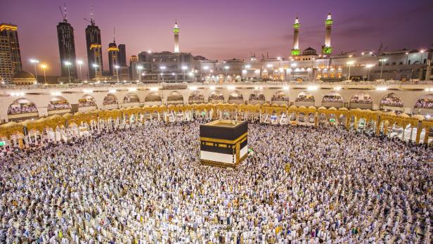 Muslim pilgrims from all around the world doing tawaf, praying around the kabah in Mecca, Saudi Arabia Muslim pilgrims from all around the world doing tawaf, praying around the kabah in Mecca, Saudi Arabia