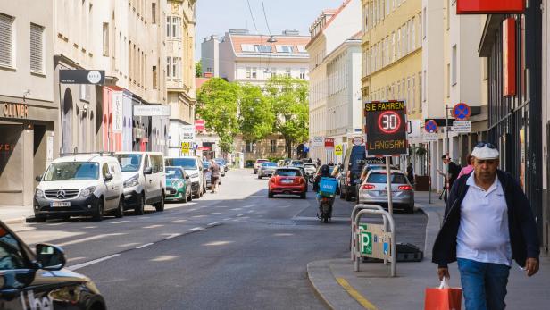 Viel Grau und Autos auf der Gumpenstraße.