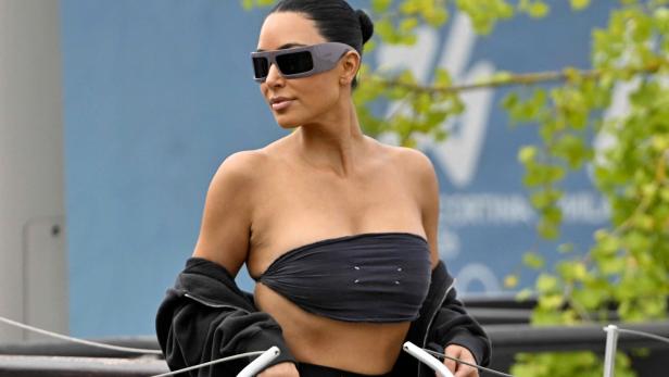 Kim Kardashian mit Sonnenbrille und Top