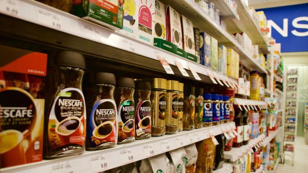 Verschiedene Kaffeesorten in einem Supermarktregal
