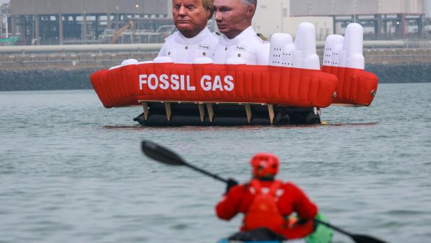 Greenpeace blocks Fluxys LNG terminal in Belgium to protest European fossil gas imports Greenpeace-Protest gegen Putin und Trump vor einem LNG-Terminal in Belgien