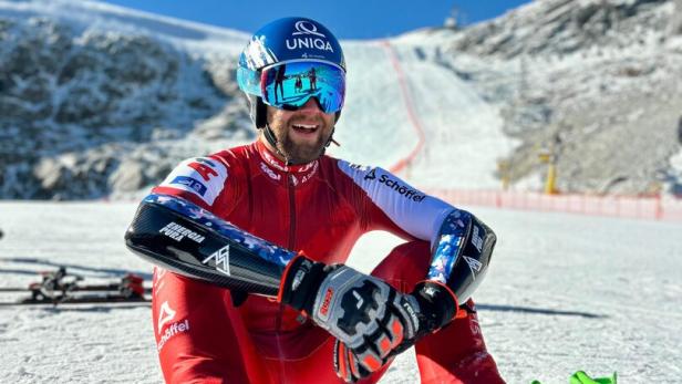 46-219480194 Ski-Star Marco Schwarz am Fuße des Rettenbachferners