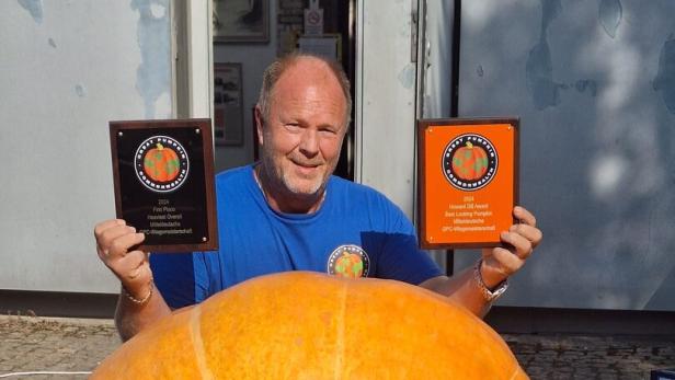 46-219429331 Riesenkürbis und Züchter