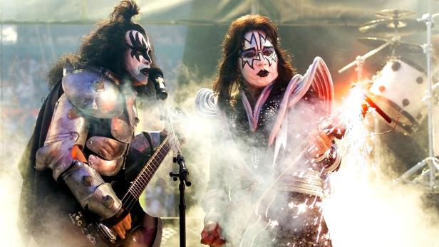 Gene Simmons (l) und Ace Frehley (r) von der Rockgruppe Kiss am 31. Januar 1999 im Pro Player Stadium in Miami, Florida, vor Beginn des Super Bowl XXXIII.