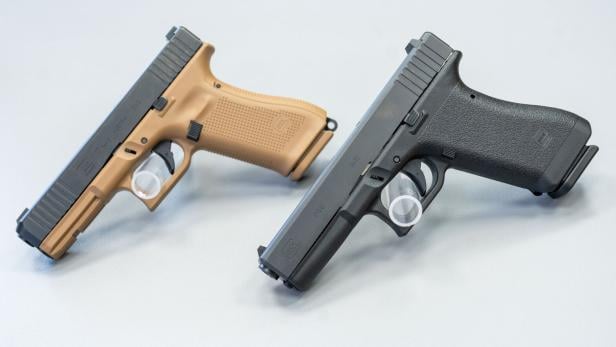 Eine Pistole Glock G17 und eine Pistole Glock P80