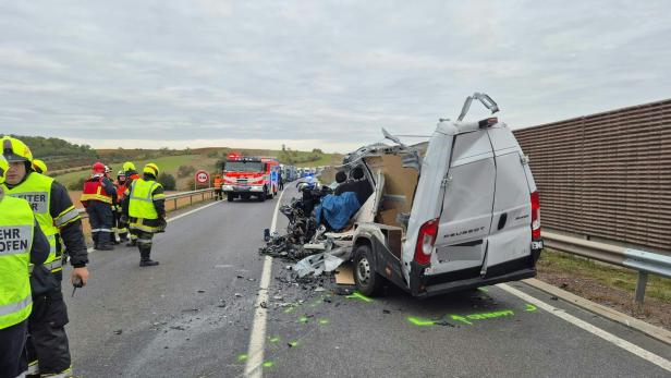 Schwer beschädigtes Fahrzeug auf einer Autobahn