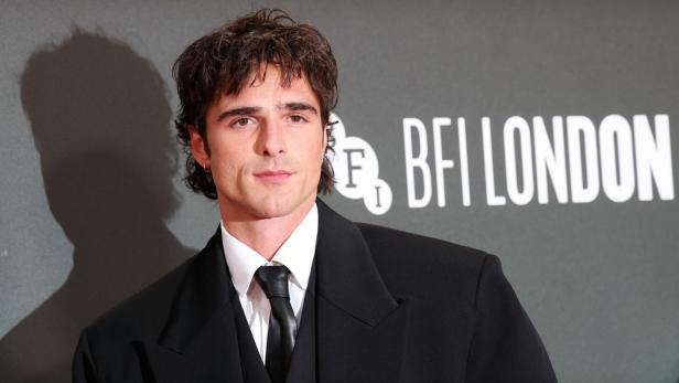 Jacob Elordi im schwarzen Anzug vor dem Schriftzug BFI London.