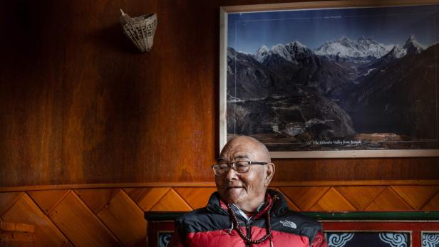 NEPAL-EVEREST-MOUNTAINEERING