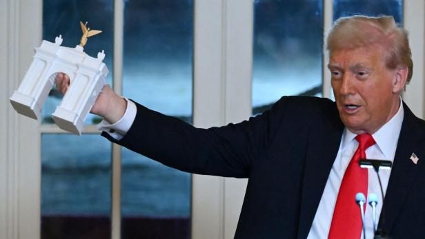 US-Präsident Trump hält ein Modell in der Hand