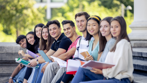 Neben einer hochwertigen Ausbildung lässt die Vienna Business School auch durch innovative Bildungsschwerpunkte und Schulformen aufhorchen. Schüler:innen