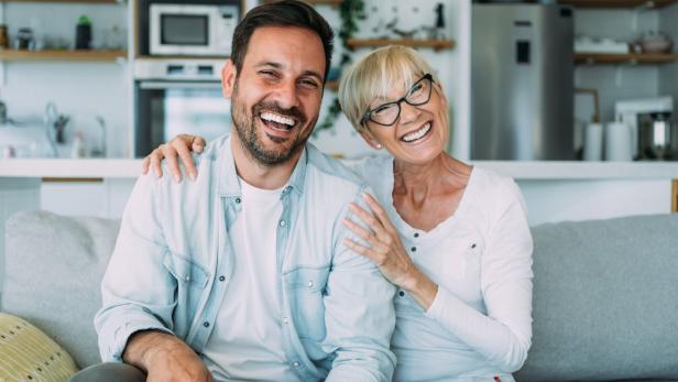 Mama und Sohn auf der Couch