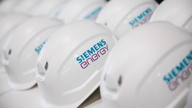 Sicherheitshelme mit Siemens Energy Aufdruck. Sicherheitshelme mit Siemens Energy Aufdruck.