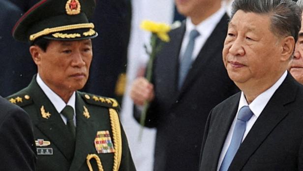 Der Vizevorsitzende der Zentralen Militärkommission, He Weidong und Chinas Präsident Xi Jinping